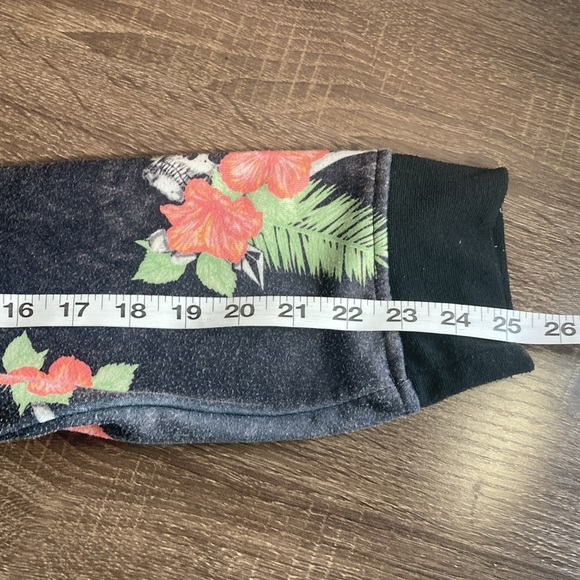 Mens EUC Floral and skull print Volcom sweater w/ pockets - Picture 7 of 7